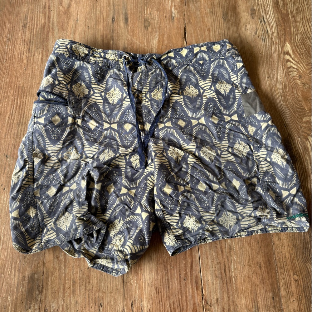 Patagonia Blue and Cream Patterned Men’s Bathing Suit Size 31 — well loved/worn!